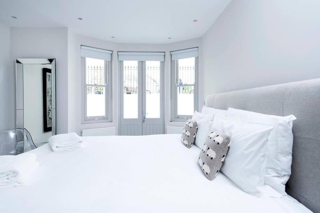 Beautiful 2br Flat With Free Parking In West Lägenhet