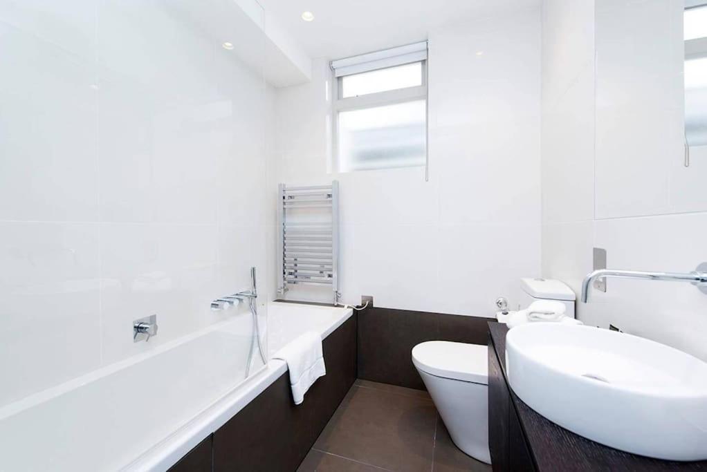 Beautiful 2br Flat With Free Parking In West Lägenhet *