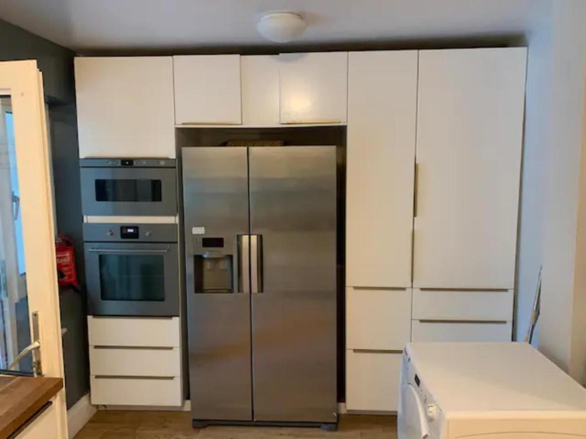Modern 5 Bedroom Family House - 18 Mins To Station Hébergement de vacances