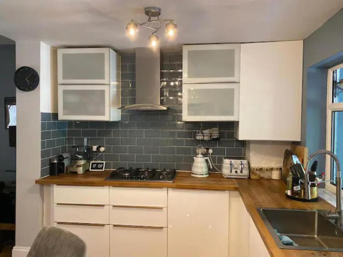 Modern 5 Bedroom Family House - 18 Mins To Station Hébergement de vacances *