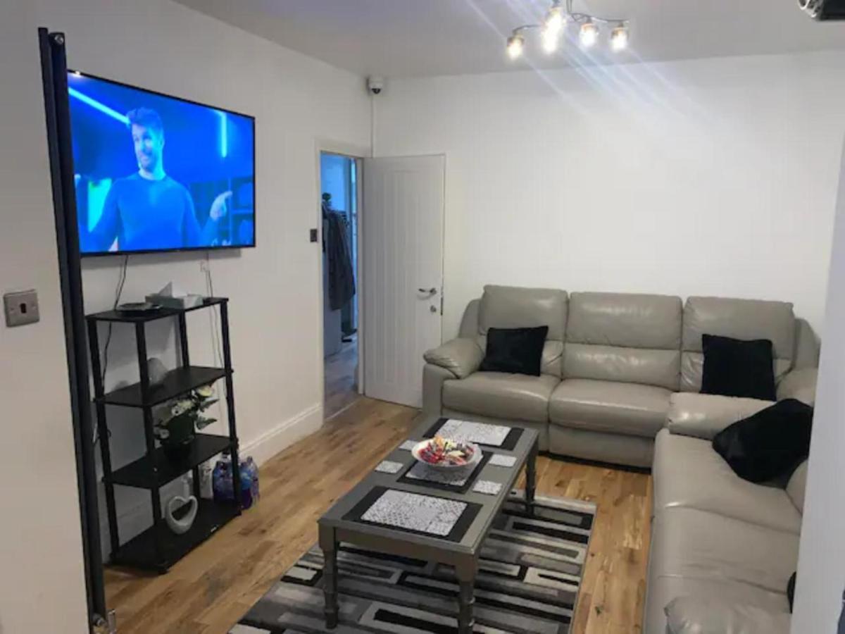Hébergement de vacances Modern 5 Bedroom Family House - 18 Mins To Station