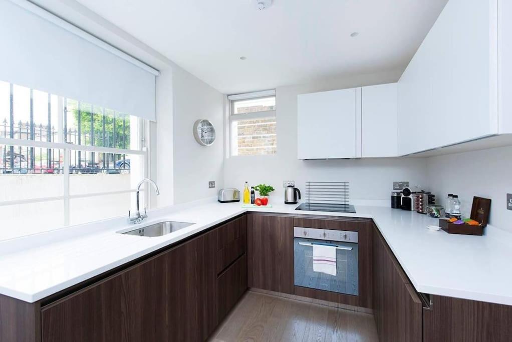 Beautiful 2br Flat With Free Parking In West Lägenhet
