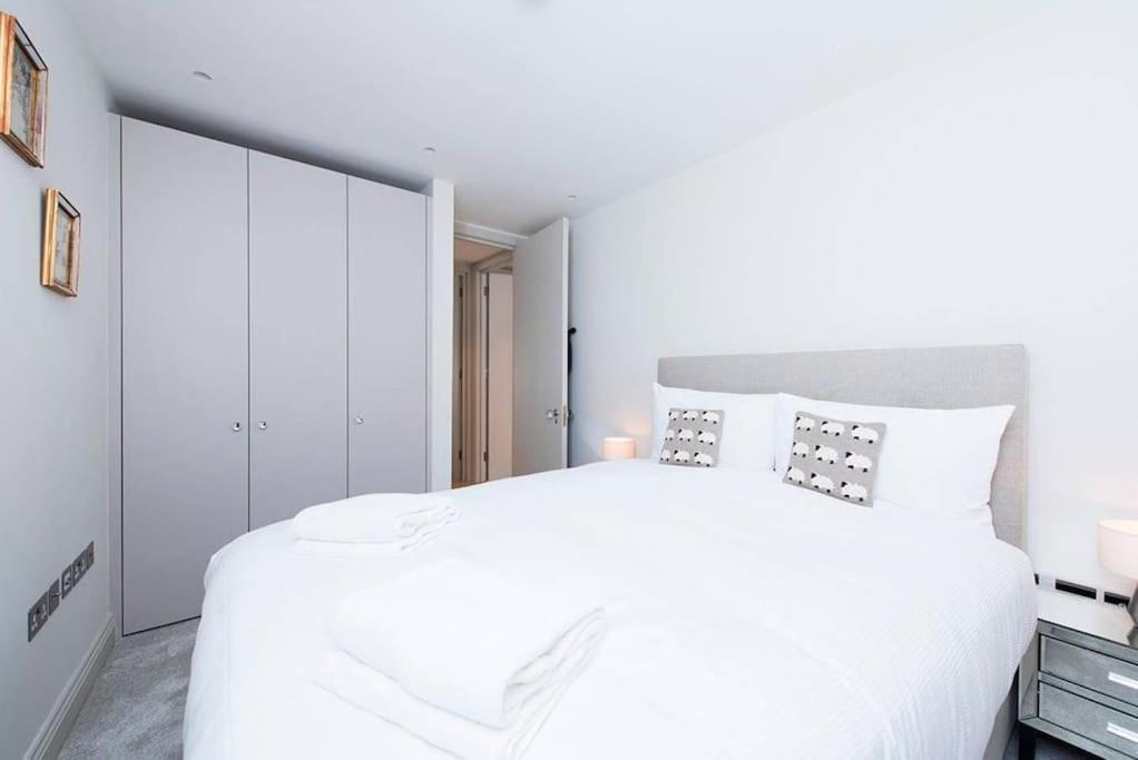 Beautiful 2br Flat With Free Parking In West Lägenhet London