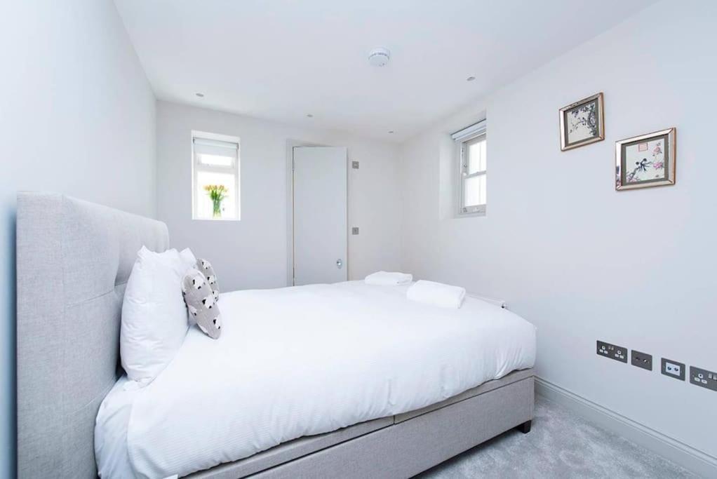 Beautiful 2br Flat With Free Parking In West Lägenhet