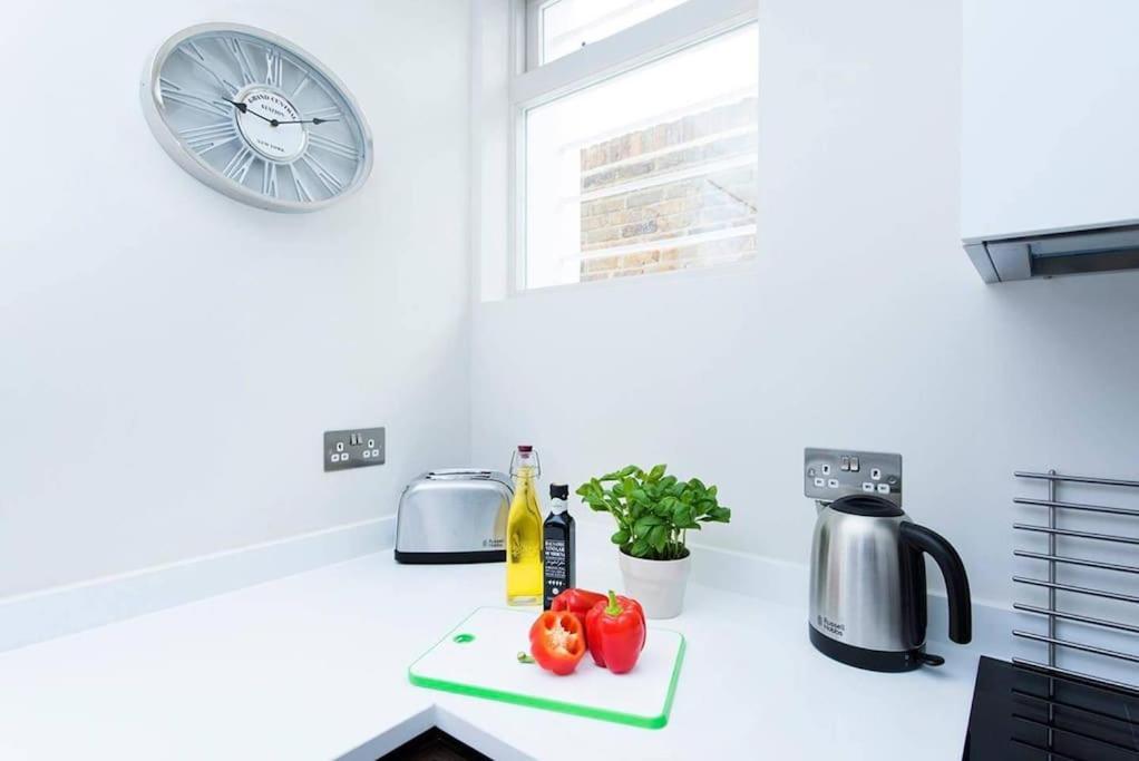 Lägenhet Beautiful 2br Flat With Free Parking In West *