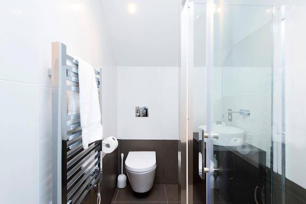Beautiful 2br Flat With Free Parking In West Lägenhet