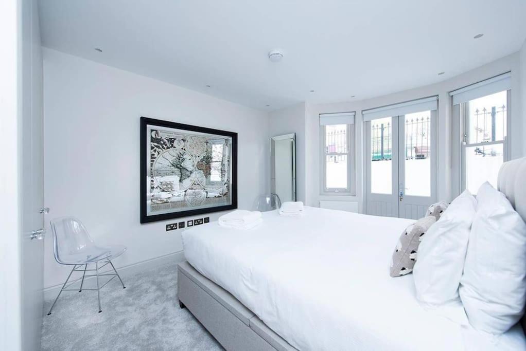 Beautiful 2br Flat With Free Parking In West Lägenhet