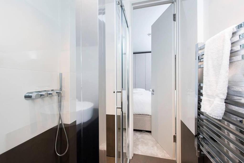 Beautiful 2br Flat With Free Parking In West Lägenhet