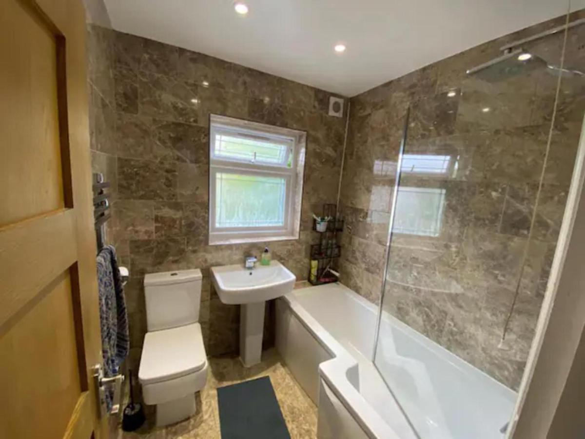 Hébergement de vacances Modern 5 Bedroom Family House - 18 Mins To Station