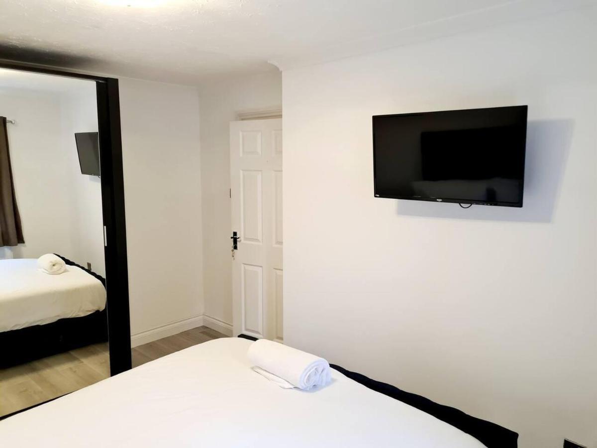 Modern & Spacious - Walk To Excel- Parking Feriehus London
