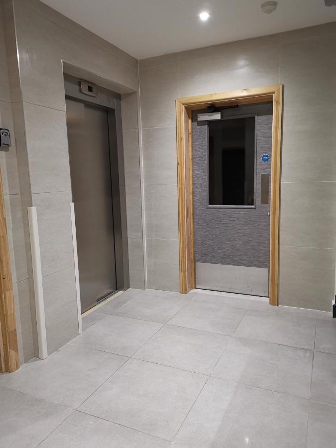 Ambar Jadwin Marahanata London