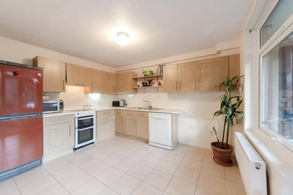 Apartment Spacious Two Double Bedroom Flat *