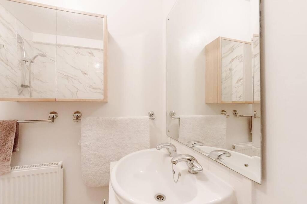 Apartment Spacious Two Double Bedroom Flat *