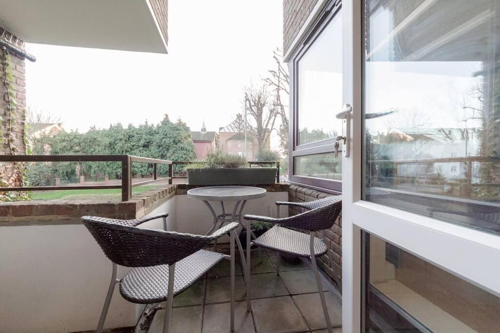 Apartment Spacious Two Double Bedroom Flat