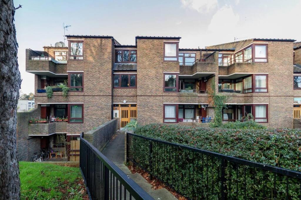 Apartment Spacious Two Double Bedroom Flat London