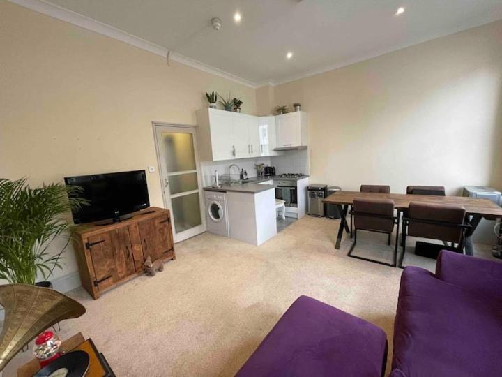 Spacious & Stylish 1-bed Flat In Primrose Hill Apartment