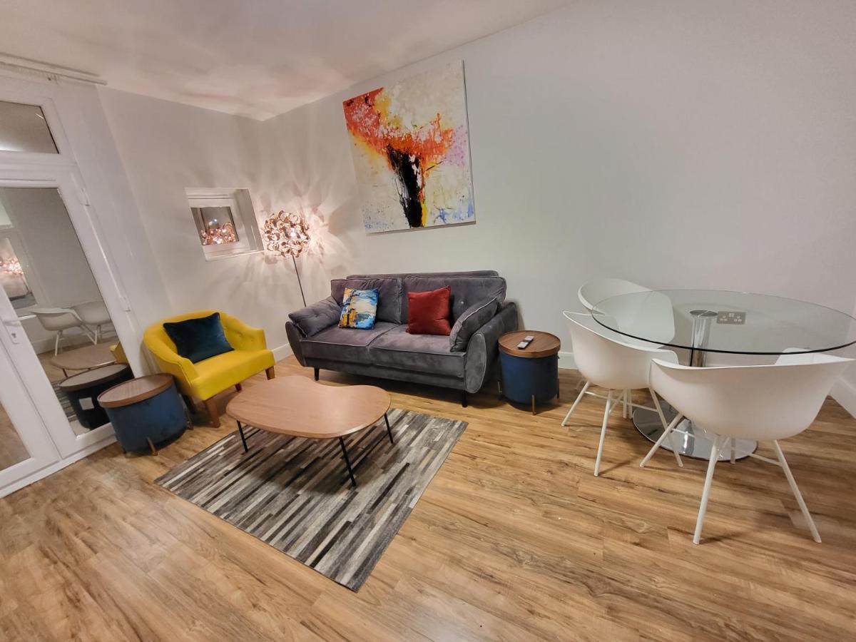 Apartment Garland Contemporary *