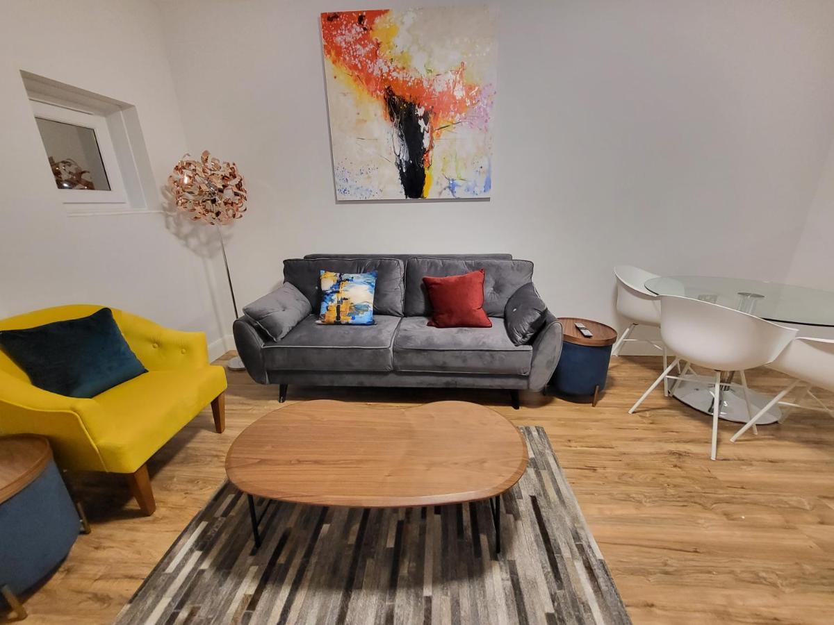 Apartment Garland Contemporary *