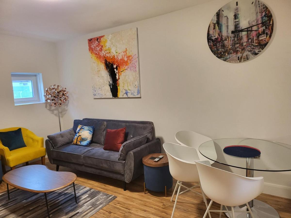 Apartment Garland Contemporary