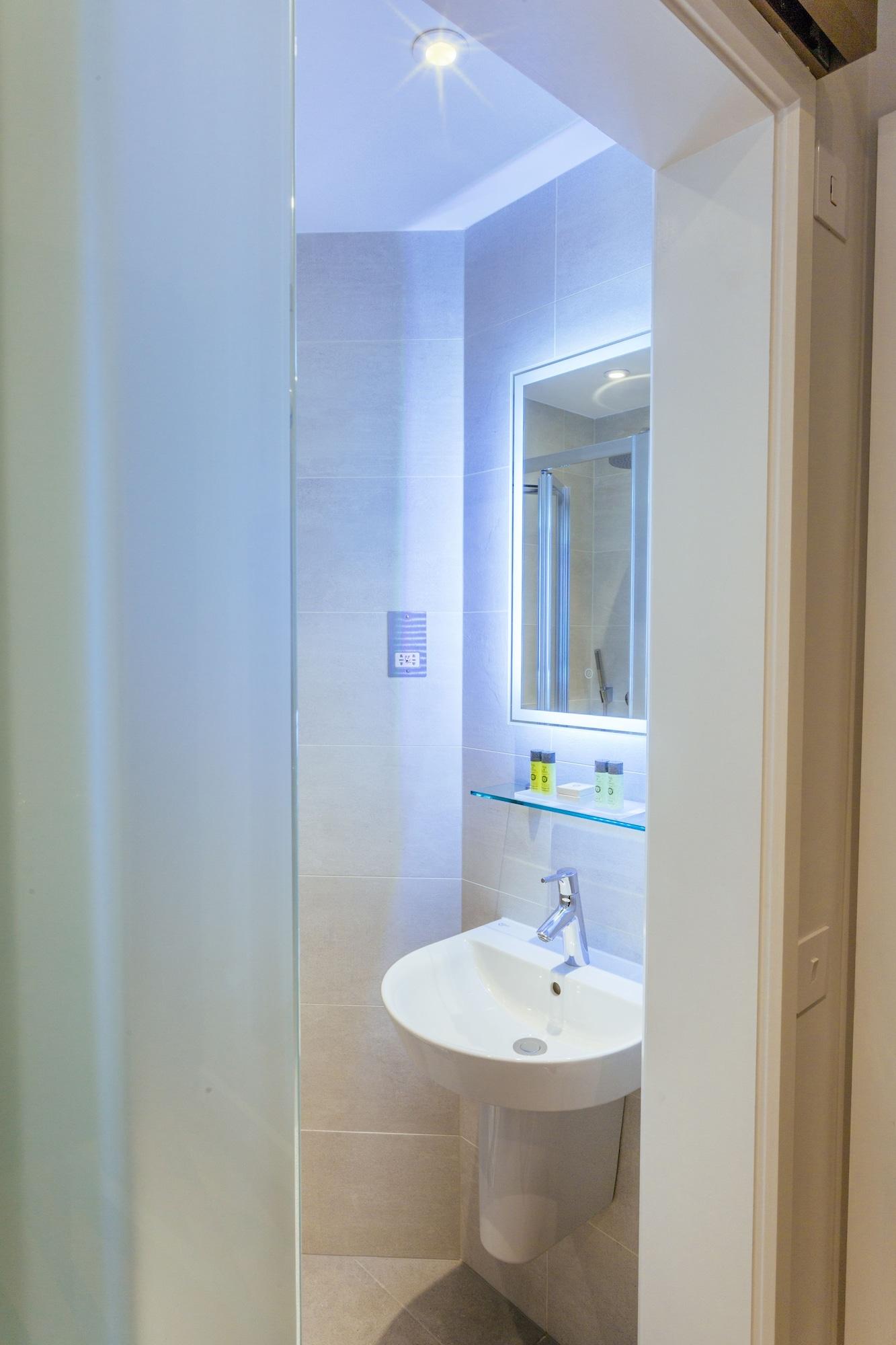Oliver Plaza Hotel London