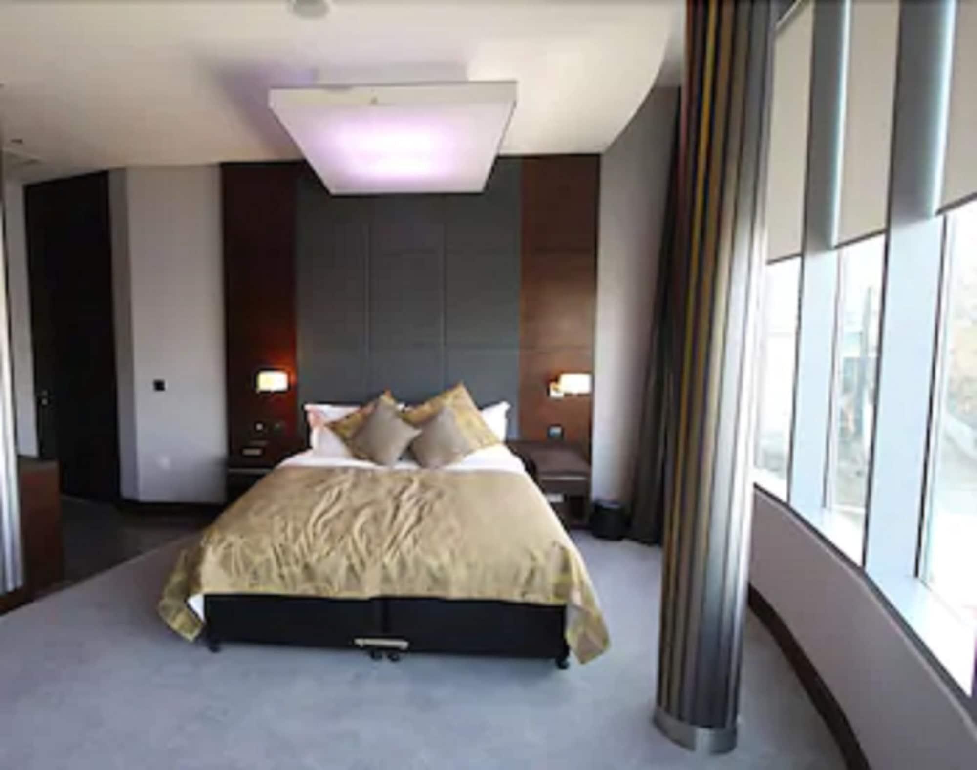 Rafayel & Hotel Londres