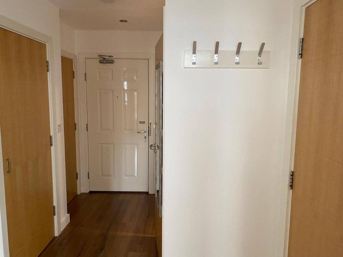 Fast Internet One Bedroom In Greater London, Id Required Londra