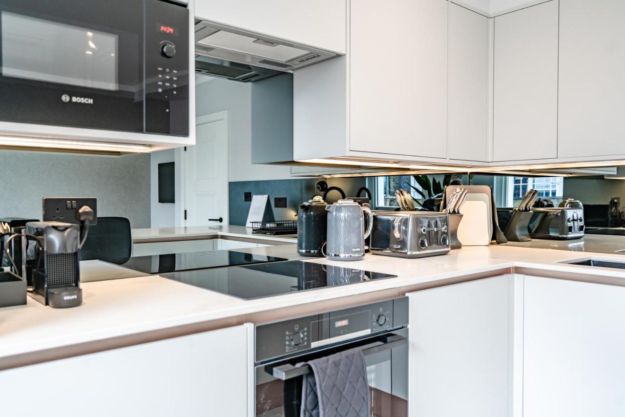 Modern & Chic One Bedroom In Fitzrovia By Sojo * Londen