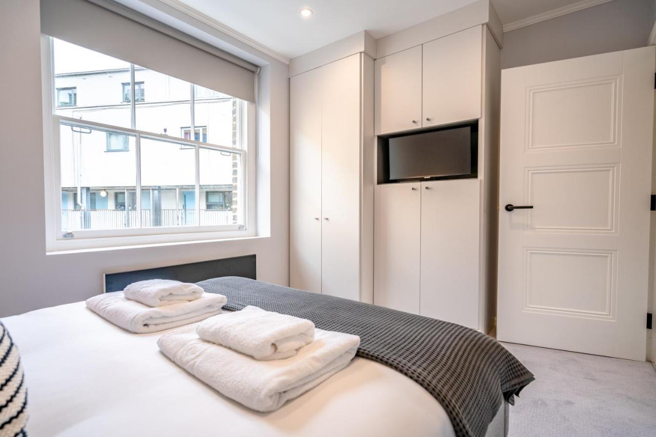 Modern & Chic One Bedroom In Fitzrovia By Sojo * Londen
