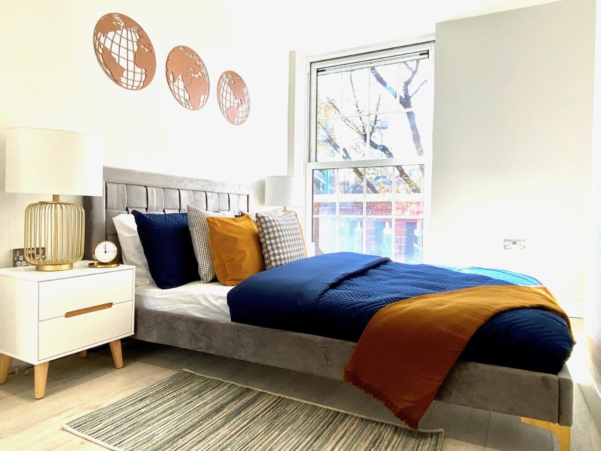 Perfect Location- 5 Minutes From Tower Bridge ! 8 Minutes Walk From Tube Lejlighed London