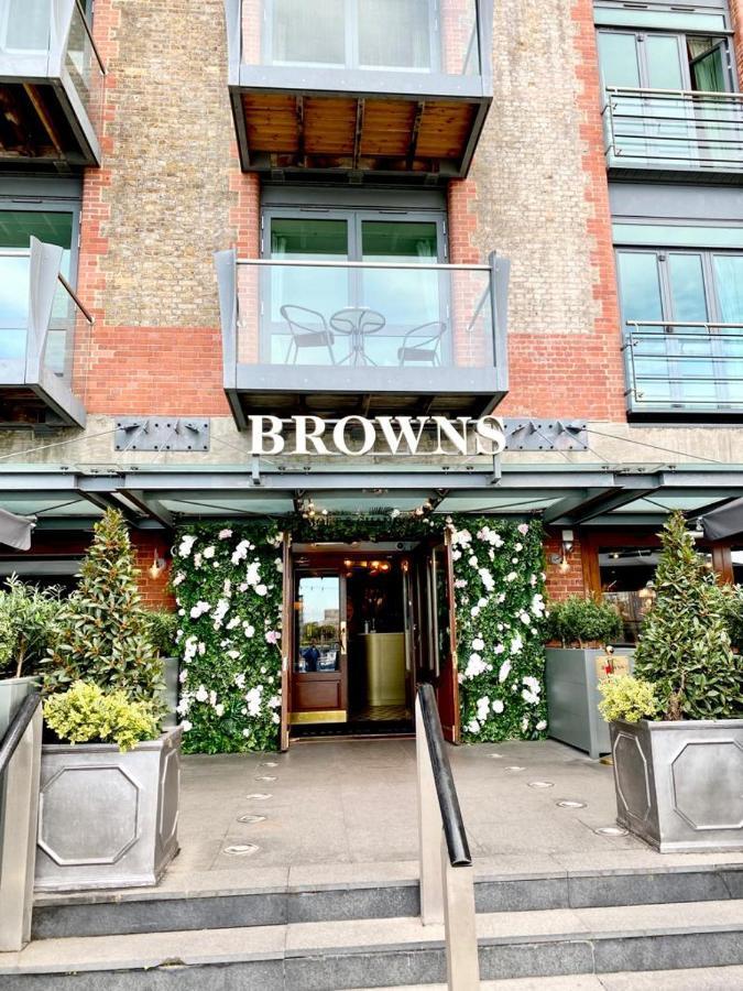 Perfect Location- 5 Minutes From Tower Bridge ! 8 Minutes Walk From Tube Lejlighed London
