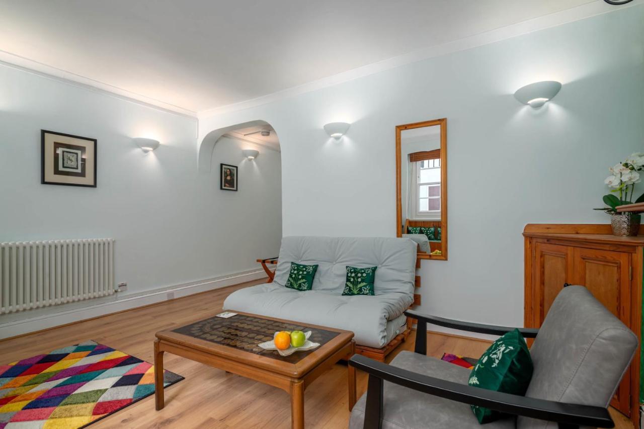 Fantastic 1 Bedroom With Private Patio Londra