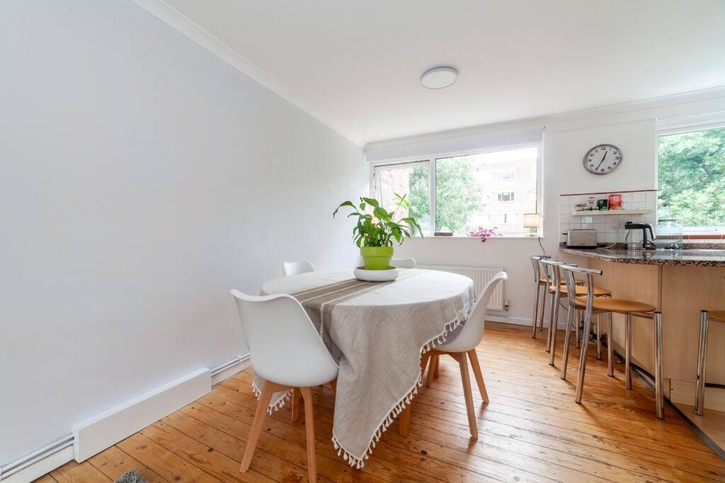 Newly Refurbished 5 Bdr House Wgarden And Parking Feriehus London