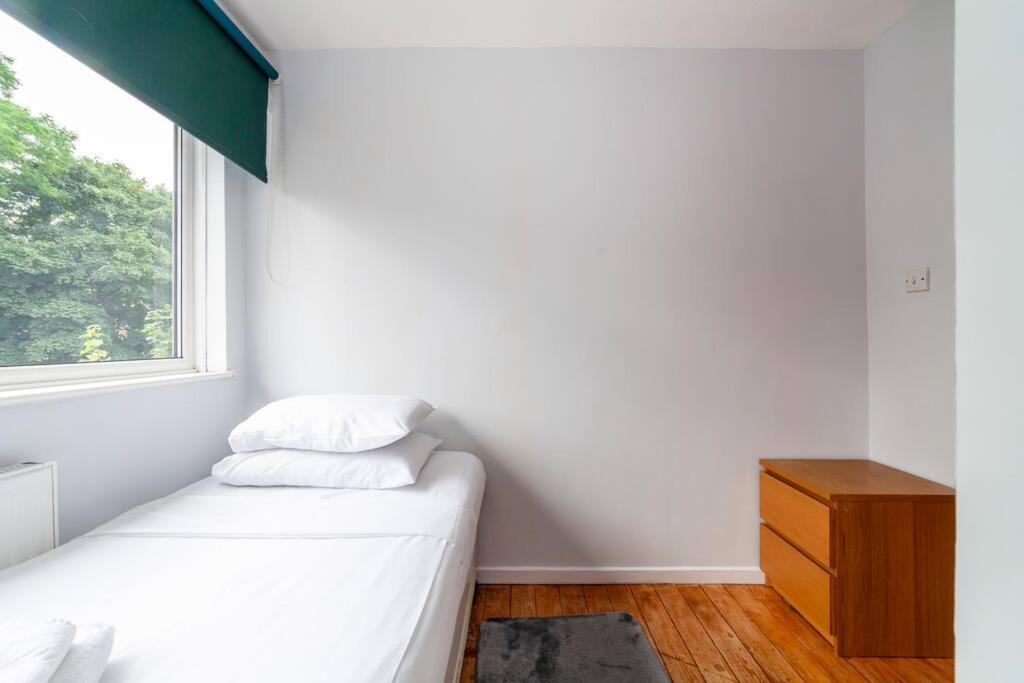 Newly Refurbished 5 Bdr House Wgarden And Parking Feriehus London