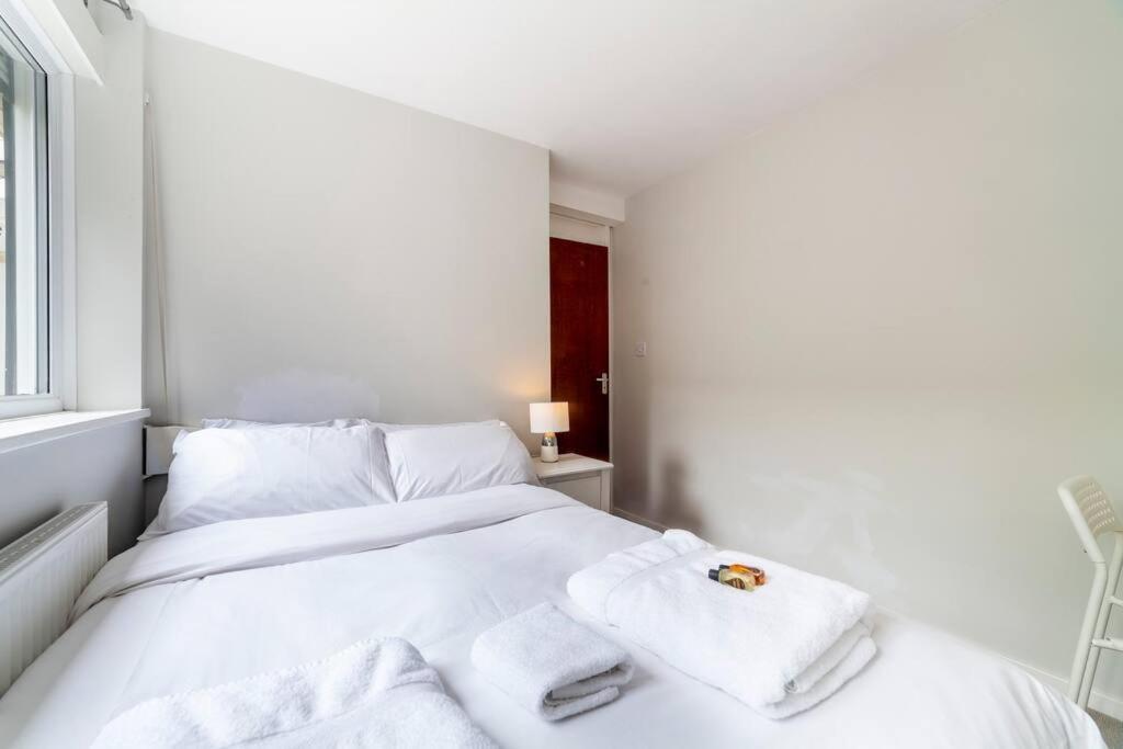 Newly Refurbished 5 Bdr House Wgarden And Parking Feriehus *