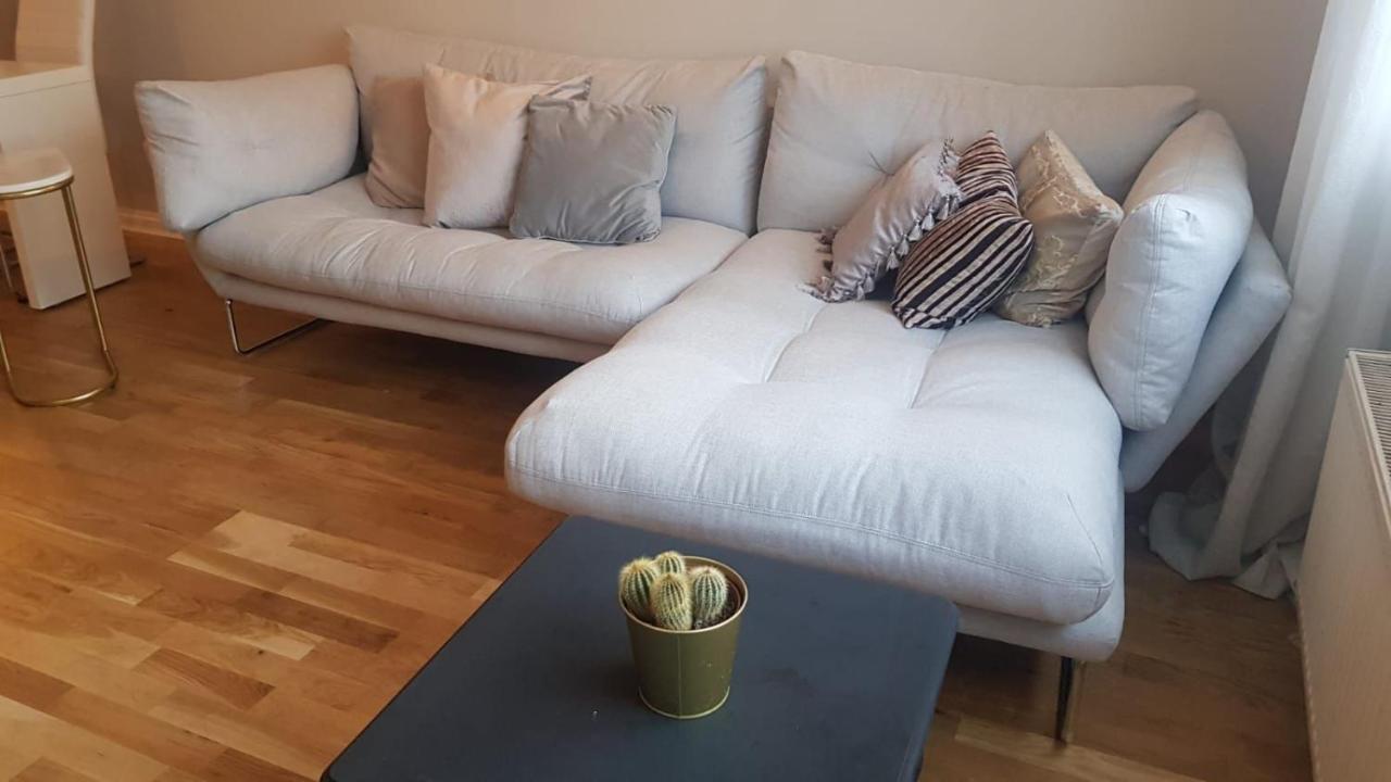 Lägenhet Lovely 2 Bedroom Flat In The Heart Of Water Wimbledon London