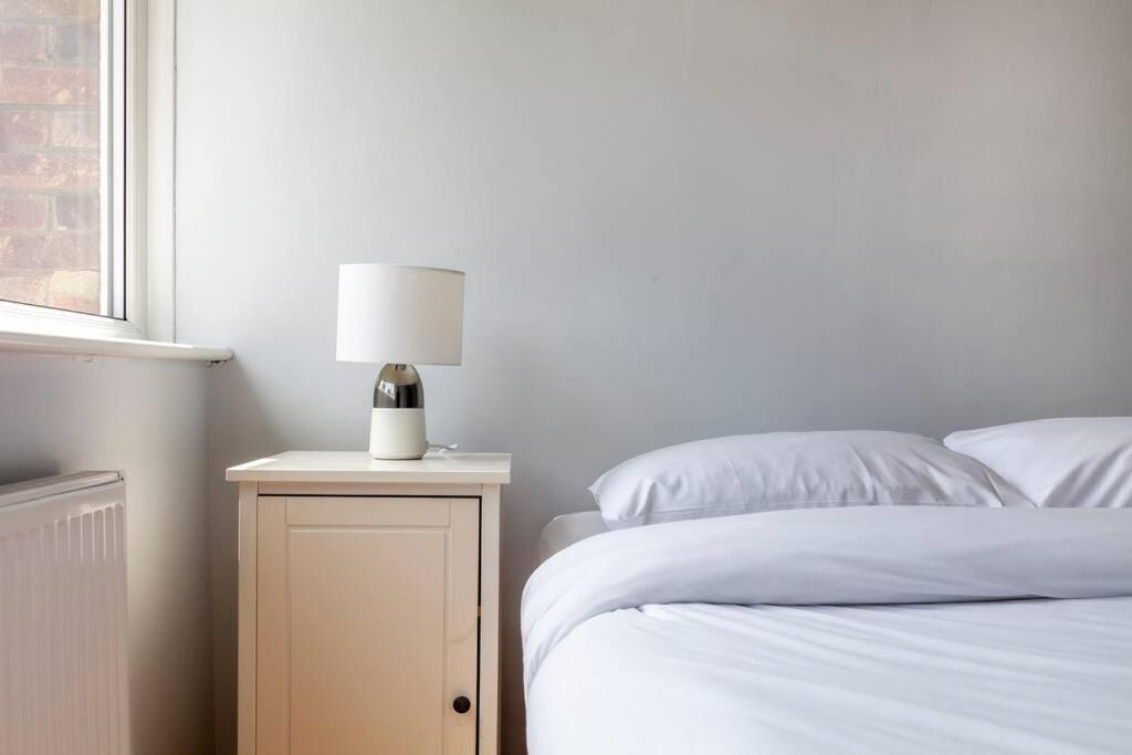 Newly Refurbished 5 Bdr House Wgarden And Parking Feriehus London