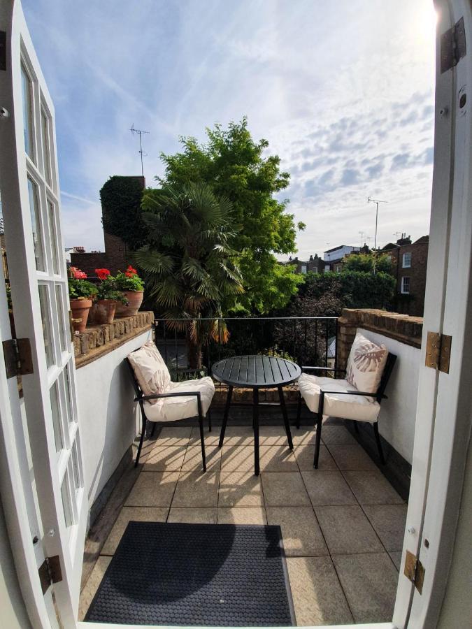 Lovely Large 1 Bed Renovated Flat W Balcony & 600mb Wifi * London