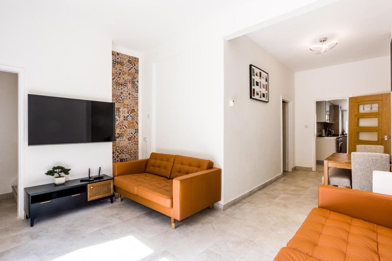 4 Bedroom House With Garden, Parking & 3 Mins Walking Distance From Train Station London
