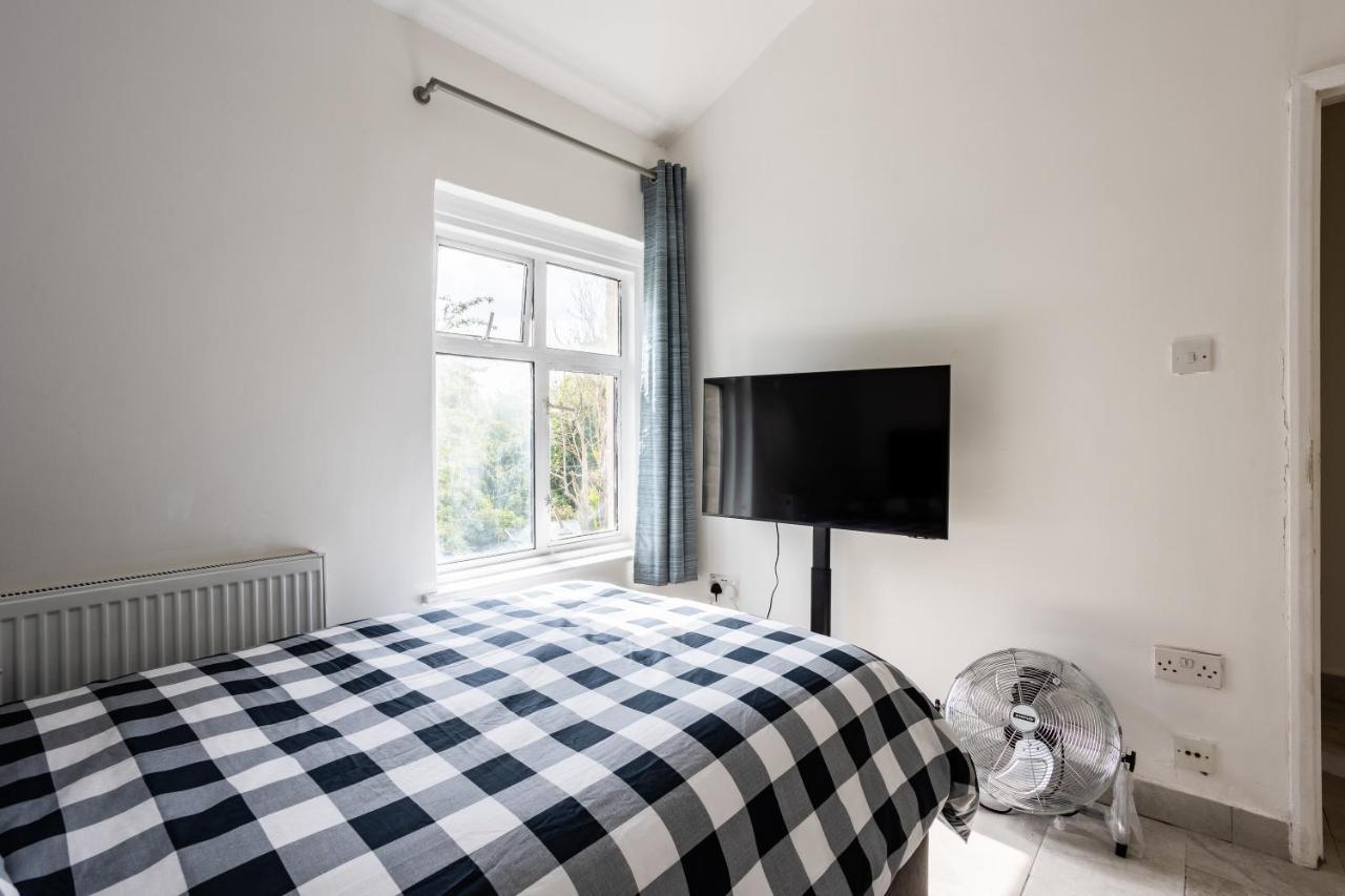 4 Bedroom House With Garden, Parking & 3 Mins Walking Distance From Train Station * London