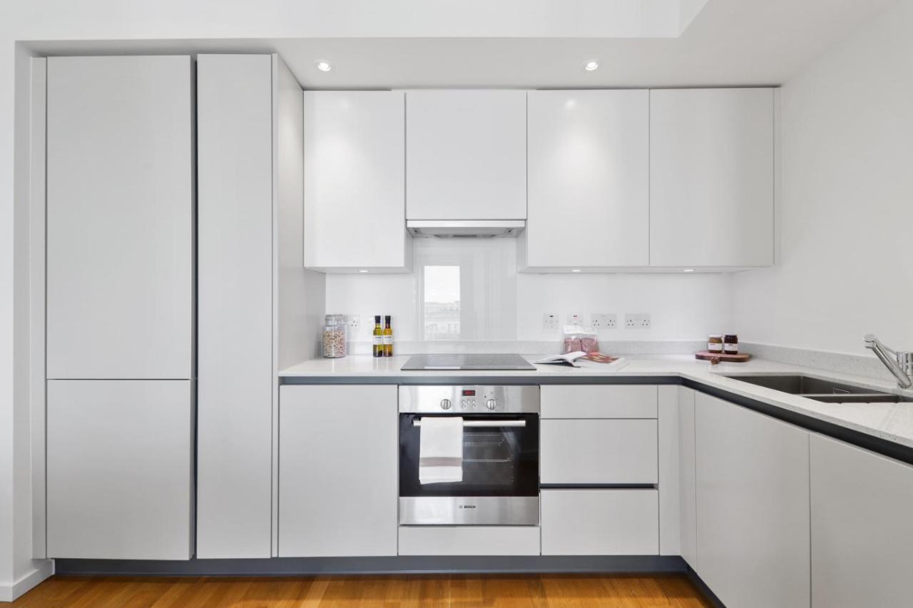 Ellie N Conys 3 Bedroom With 2 Bathrooms, An Ensuite, Kitchen And Balcony In Stratford Westfield Lägenhet