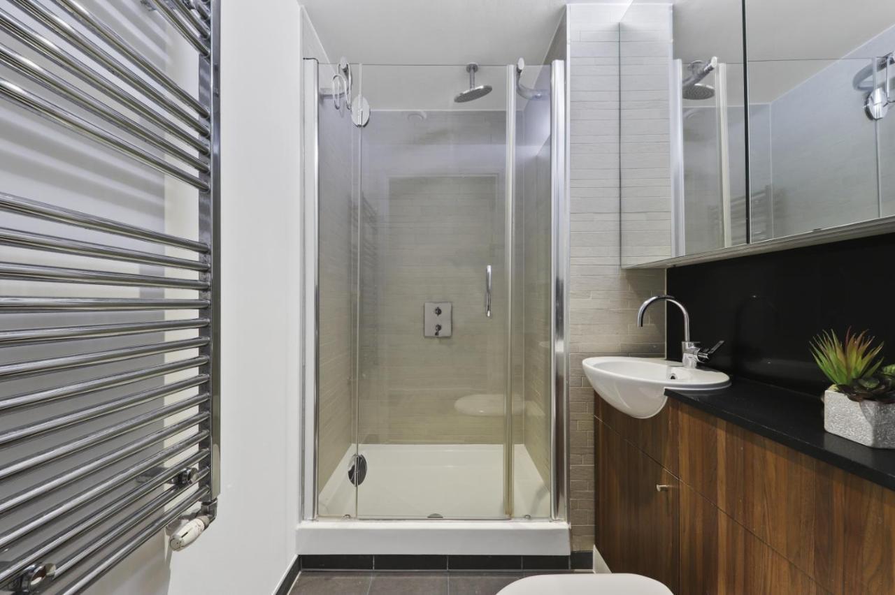 Lägenhet Ellie N Conys 3 Bedroom With 2 Bathrooms, An Ensuite, Kitchen And Balcony In Stratford Westfield