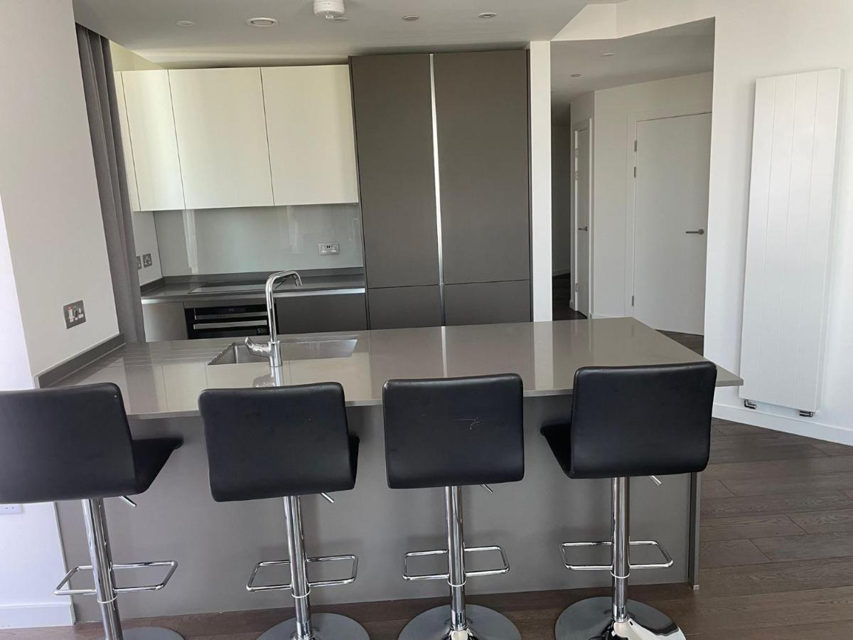 Lägenhet Ellie N Conys 3 Bedroom With 2 Bathrooms, An Ensuite, Kitchen And Balcony In Stratford Westfield *