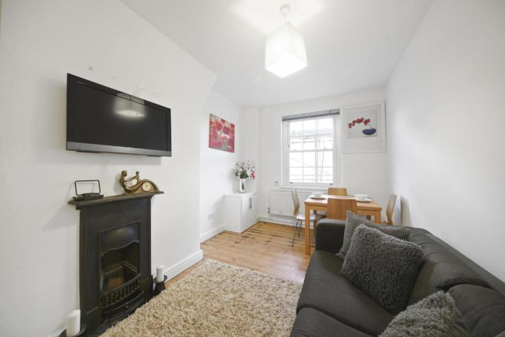 Modern Deluxe Zone 2 Camberwell London