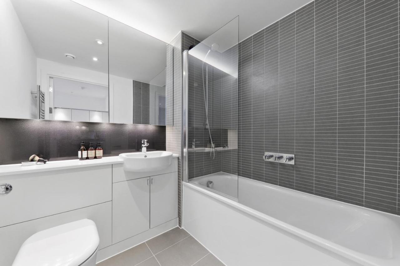 Lägenhet Ellie N Conys 3 Bedroom With 2 Bathrooms, An Ensuite, Kitchen And Balcony In Stratford Westfield *