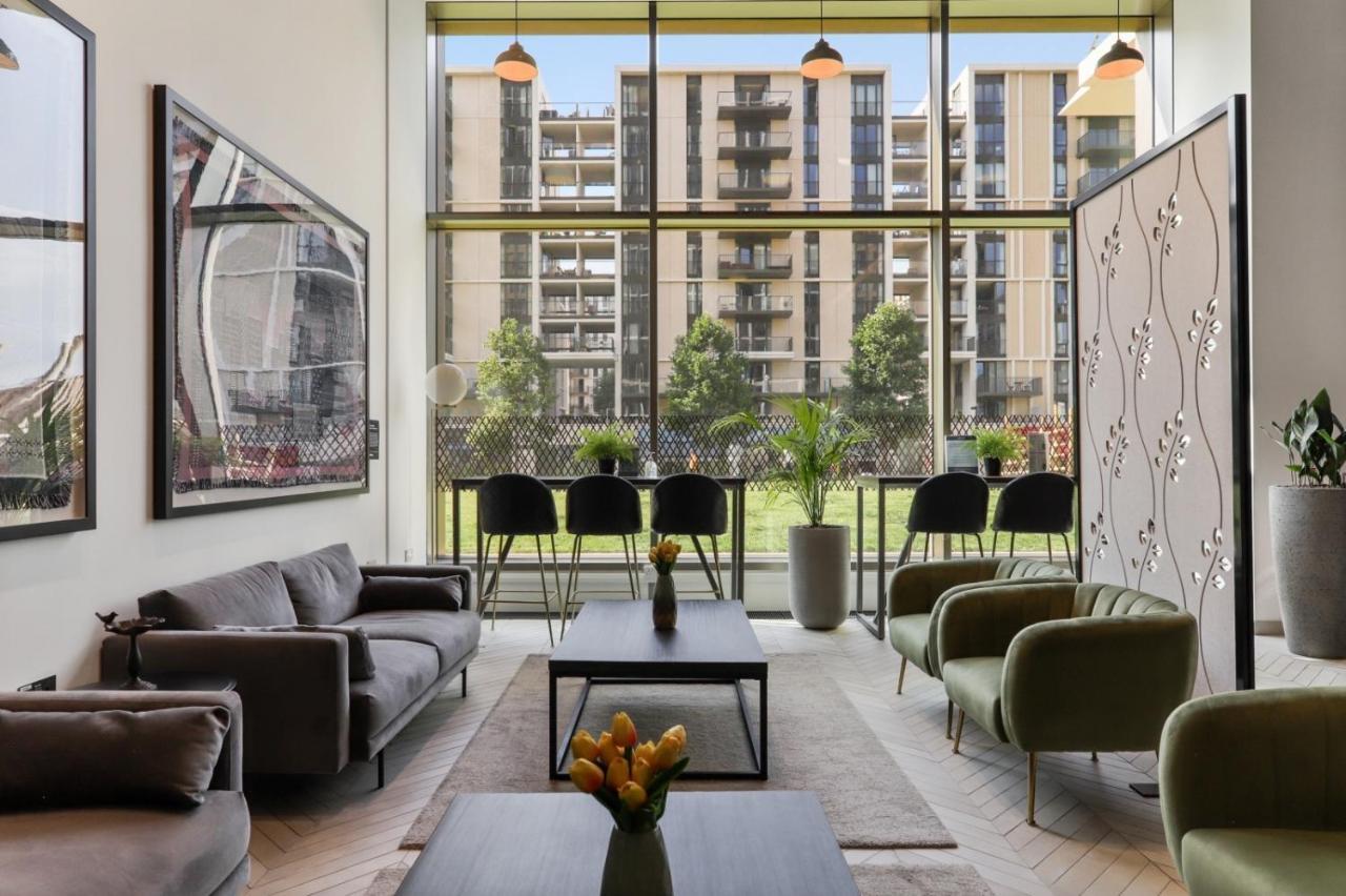 Ellie N Conys 3 Bedroom With 2 Bathrooms, An Ensuite, Kitchen And Balcony In Stratford Westfield Lägenhet *