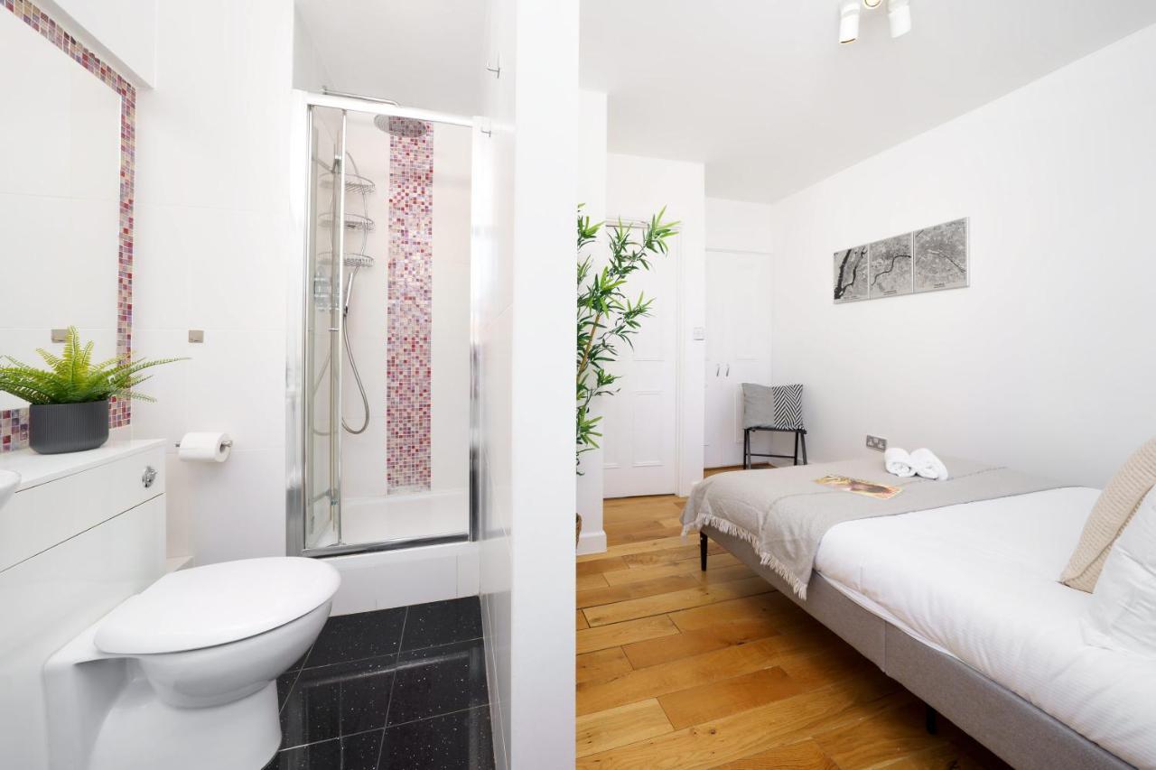 Location Oxford Str, Soho 2 Bedr, 3 Beds, 2 Bath Apartment London