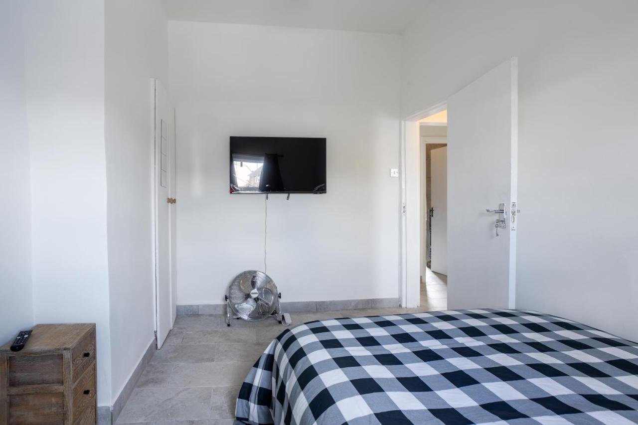 Feriehus 4 Bedroom House With Garden, Parking & 3 Mins Walking Distance From Train Station *