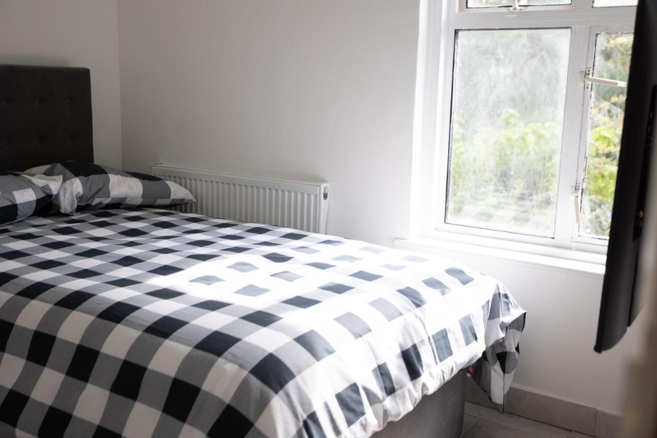 4 Bedroom House With Garden, Parking & 3 Mins Walking Distance From Train Station Feriehus *