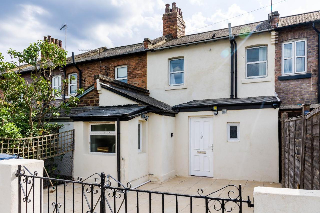 Feriehus 4 Bedroom House With Garden, Parking & 3 Mins Walking Distance From Train Station London