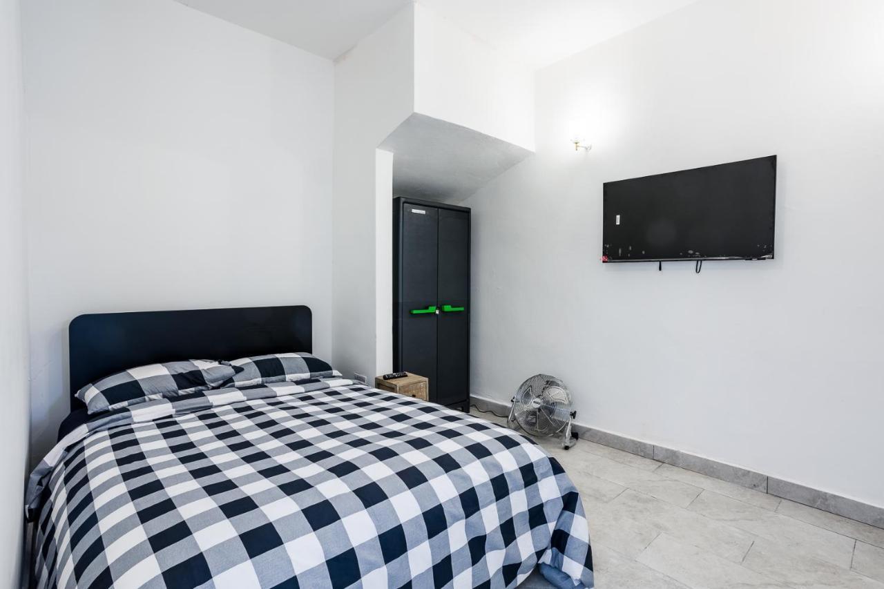 4 Bedroom House With Garden, Parking & 3 Mins Walking Distance From Train Station Feriehus *